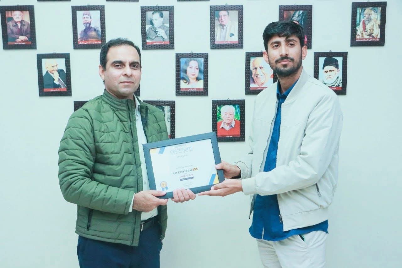 Tayyab Murtaza receiving a certificate of appreciation